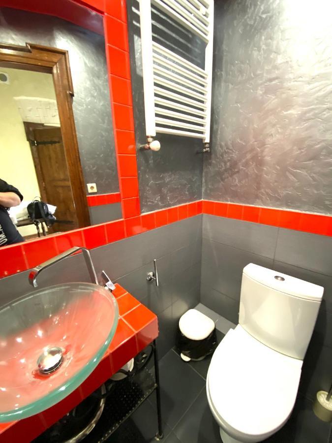 Квартира Подобово На Площі Ринок 39 Сам Центр Львова Bagian luar foto